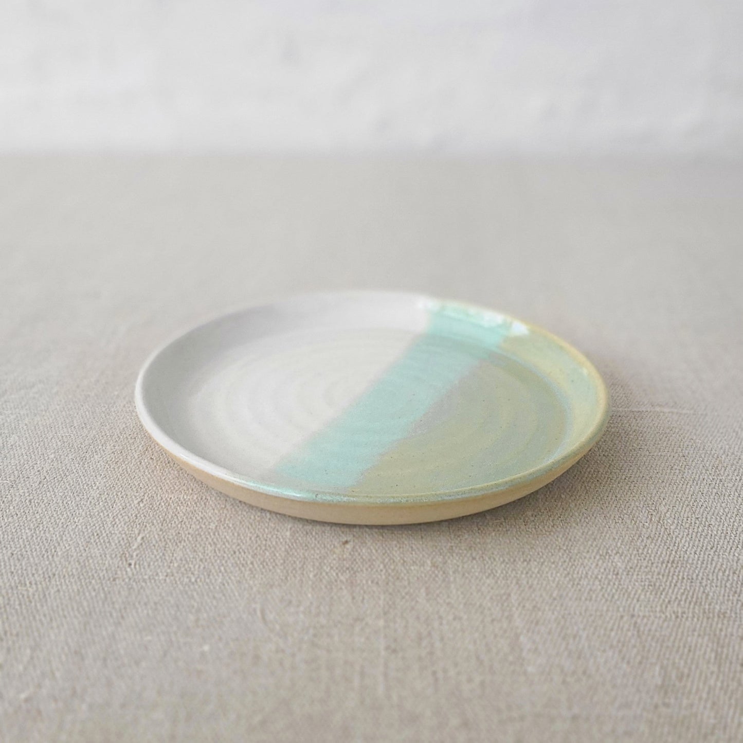 Sample Borealis Snow Classic Cake Plate