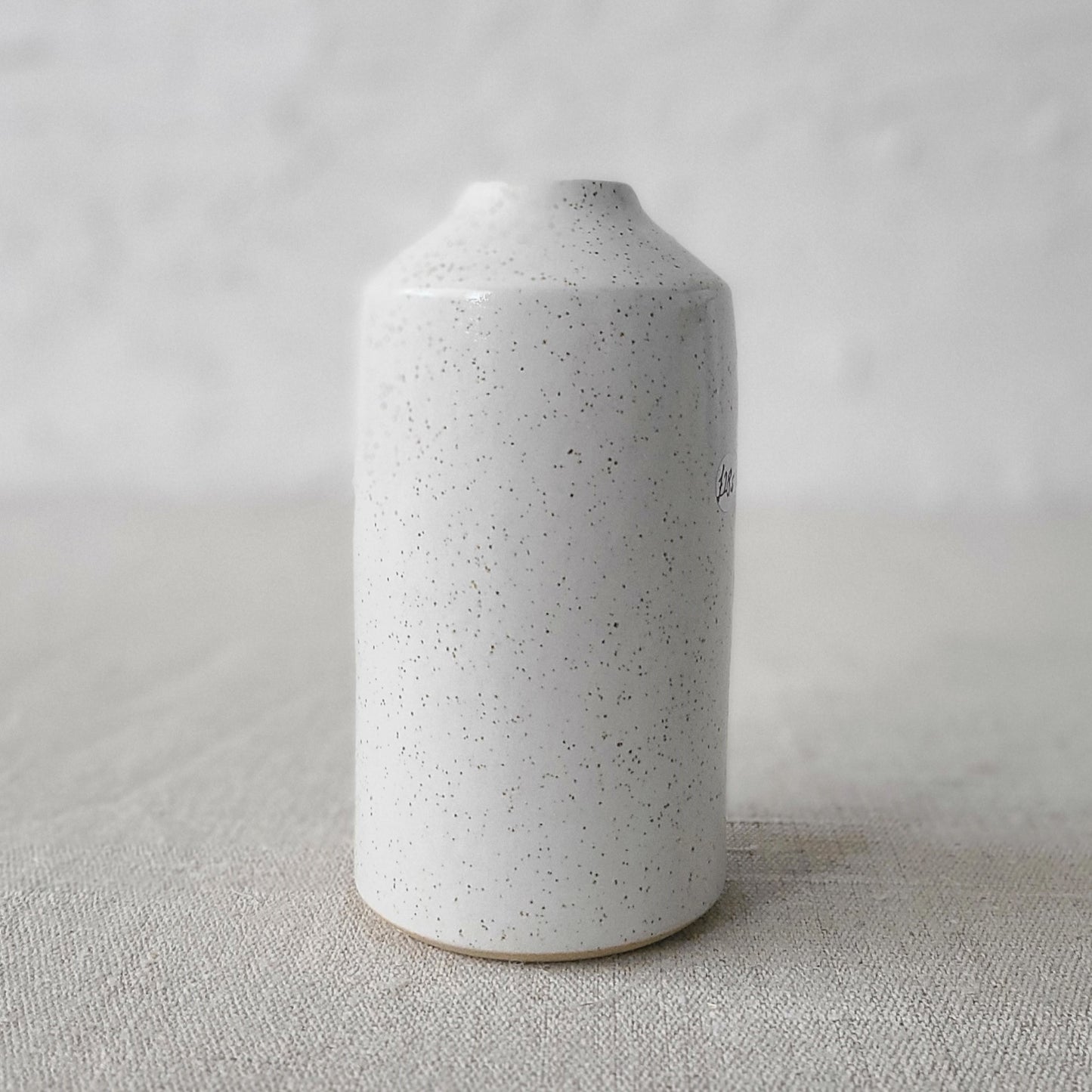 Sample Pepper White Classic Bud Vase