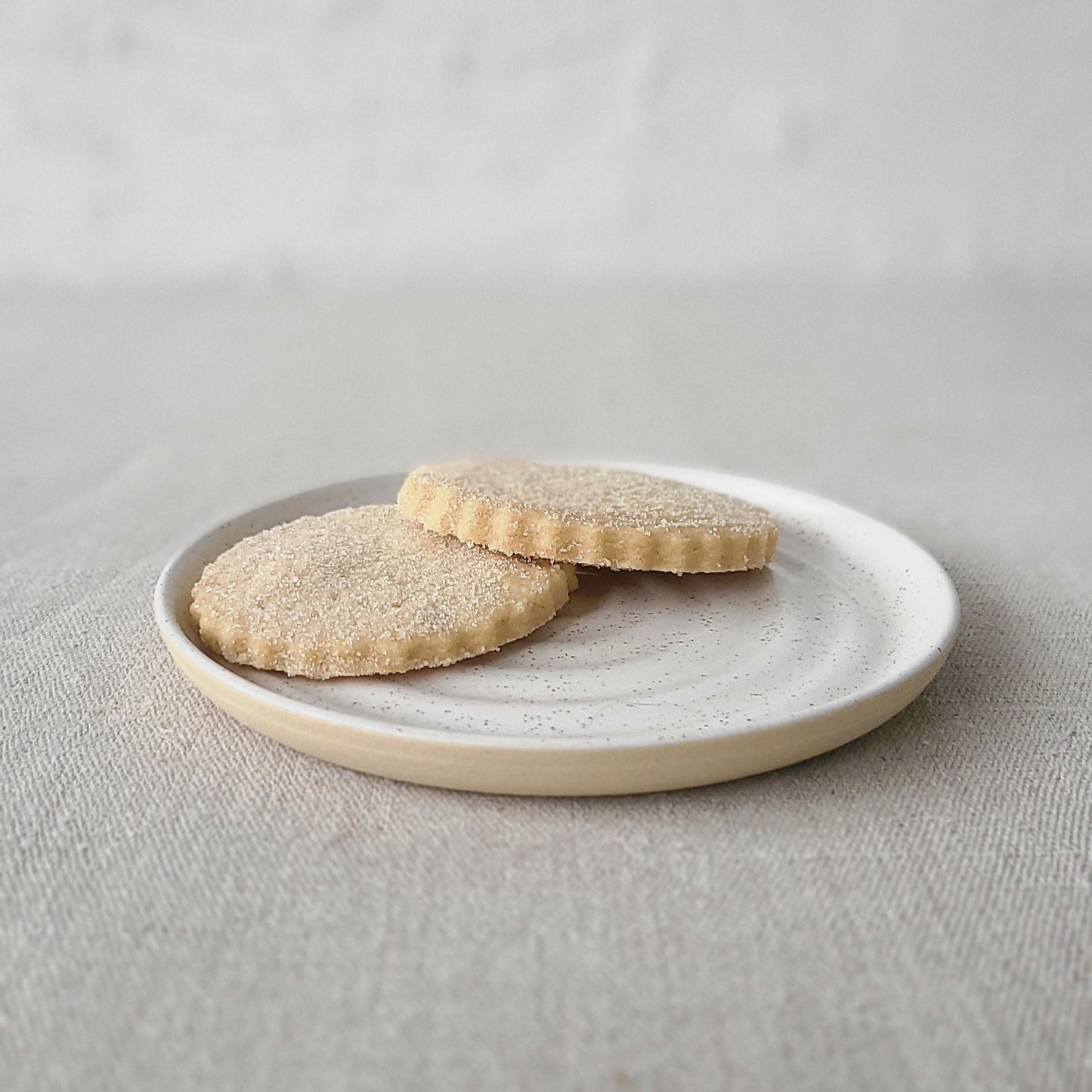 Pepper White Classic Cake Plate
