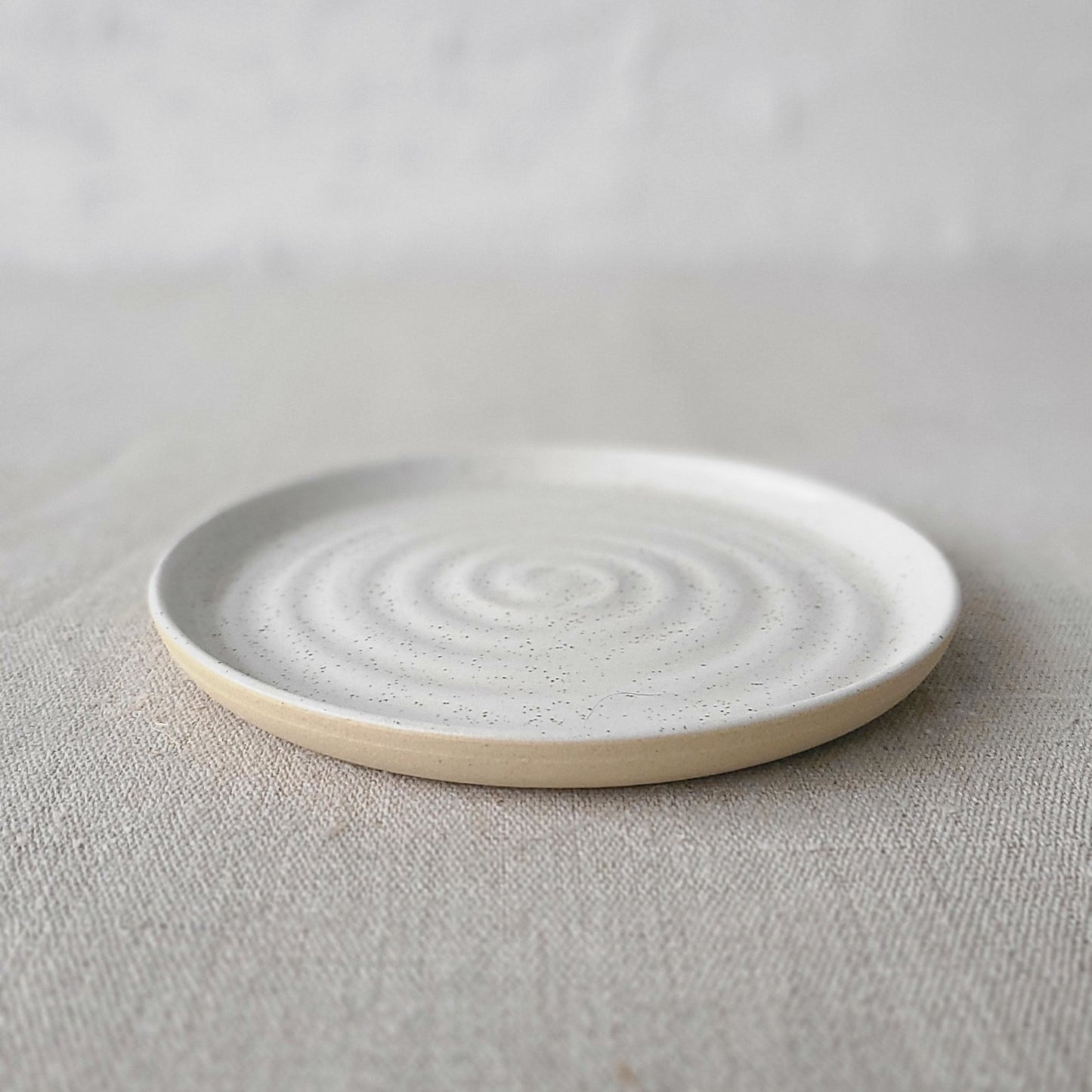 Pepper White Classic Cake Plate