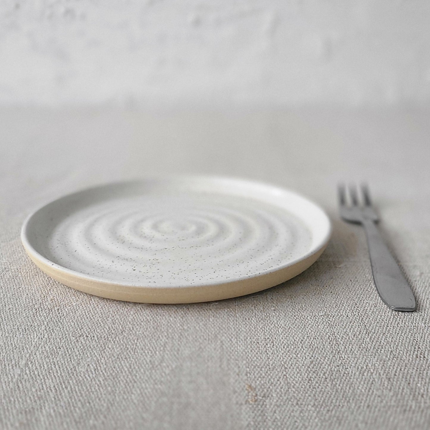 Pepper White Classic Cake Plate