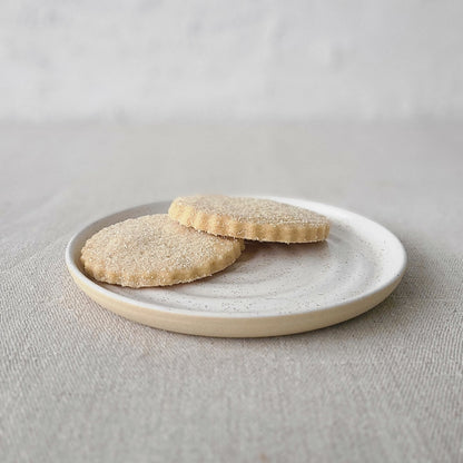 Pepper White Classic Cake Plate